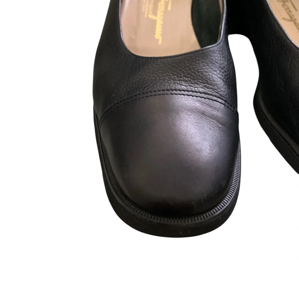 Salvatore Ferragamo expertly signs 💫